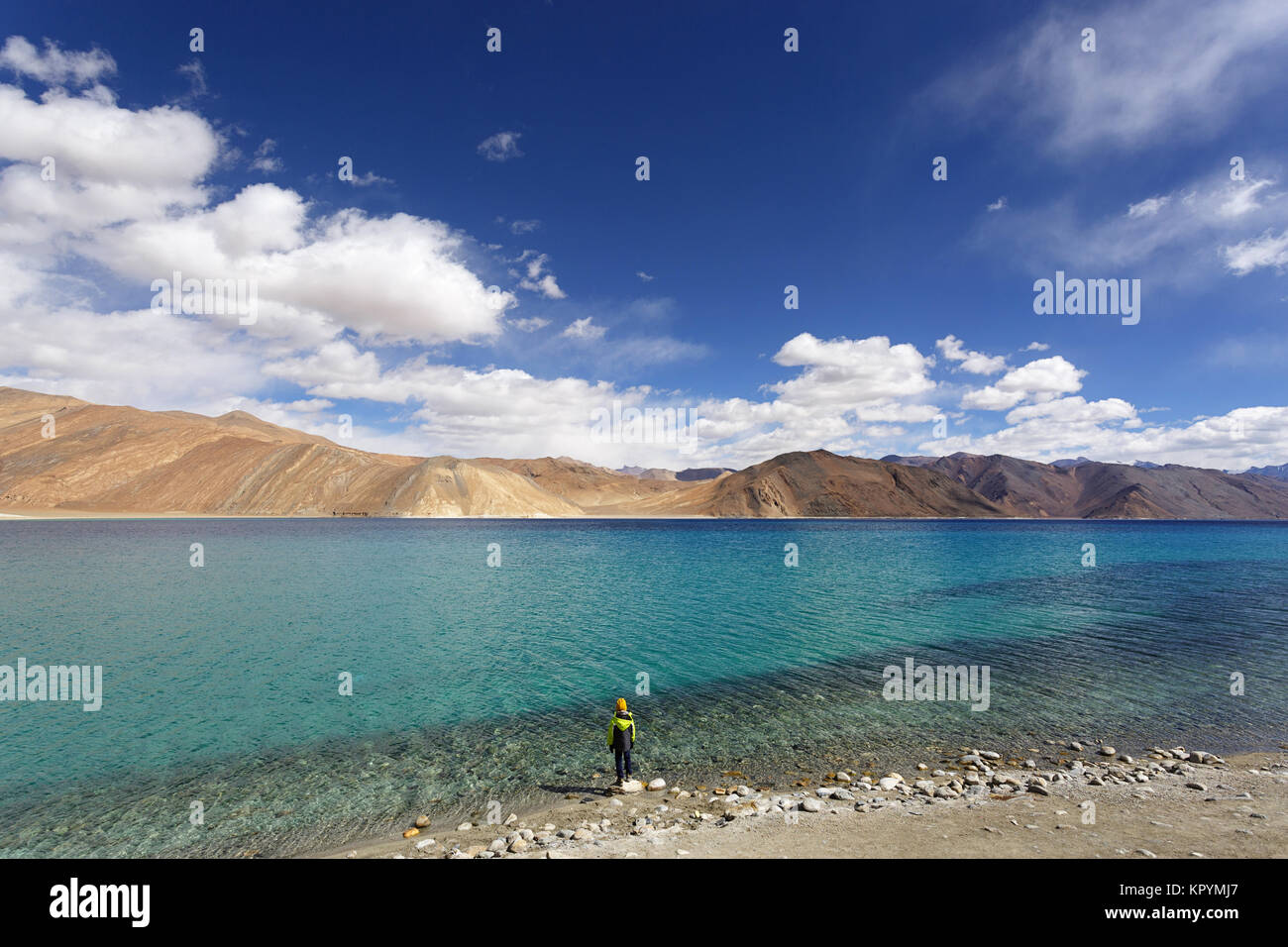 Young caucasian boy debout sur la rive du lac Pangong Tso, le Ladakh, le Jammu-et-Cachemire, en Inde. Banque D'Images