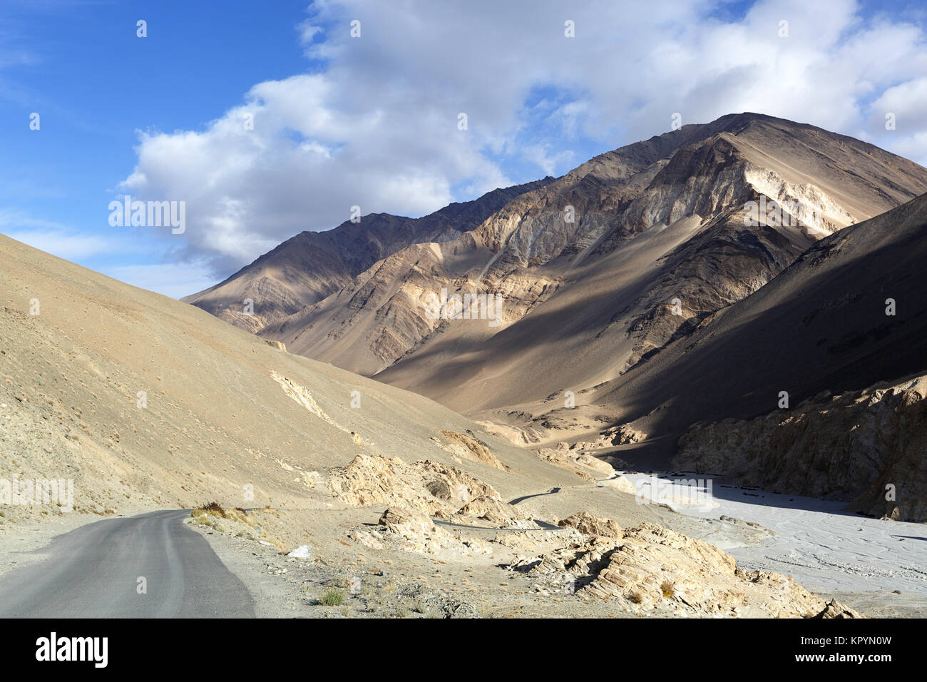 Route de Pangong Tso à la vallée de Nubra via fleuves Shyok River, le Ladakh, le Jammu-et-Cachemire, en Inde. Banque D'Images