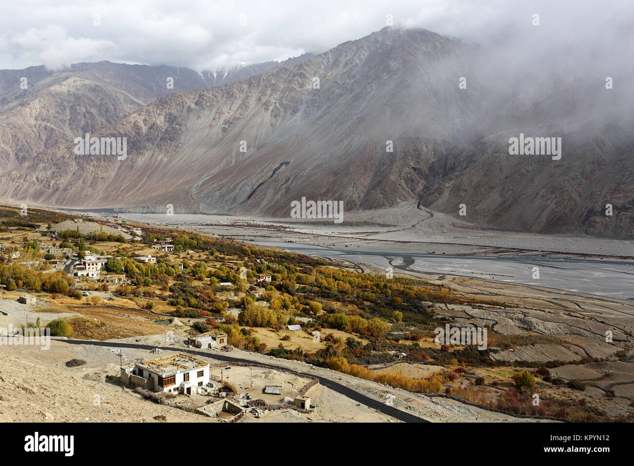Village par le fleuves Shyok River sur la route de Pangong Tso à Ladakh, Nubra, Jammu-et-Cachemire, en Inde. Banque D'Images