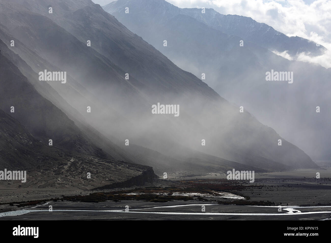 Jeu de lumière, ombres et brouillard au montagnes de l'himalaya et fleuves Shyok river, le Ladakh, le Jammu-et-Cachemire, en Inde. Banque D'Images
