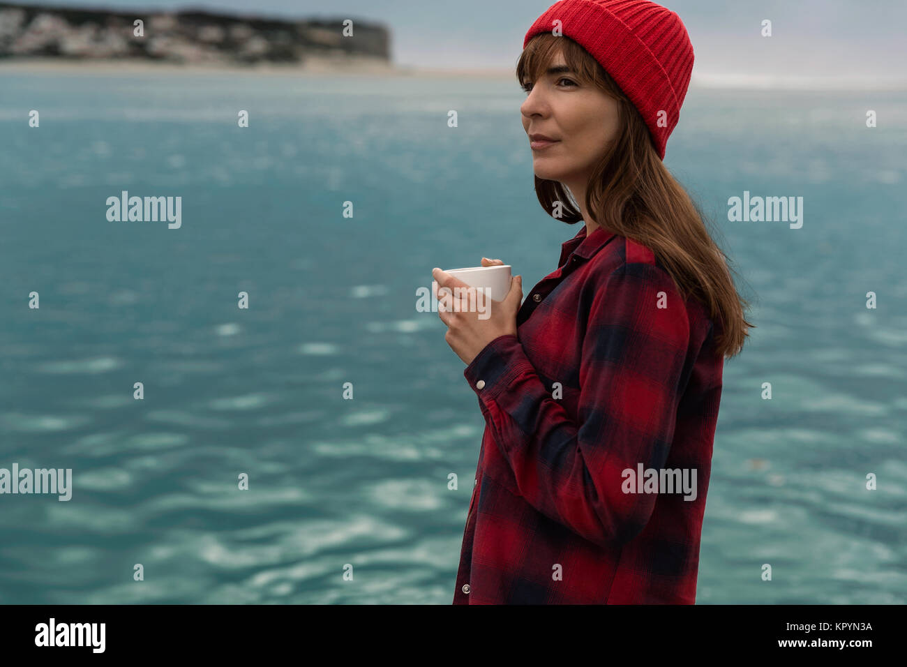 Belle femme profitant de son jour dans le lac avec une tasse de café chaud Banque D'Images Belle femme profitant de son jour dans le lac avec une tasse de café chaud Banque D'Images