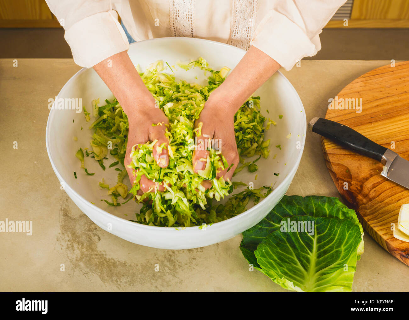Préparer les légumes fermentés. Le kimchi de chou et de la choucroute chou aigre. Banque D'Images