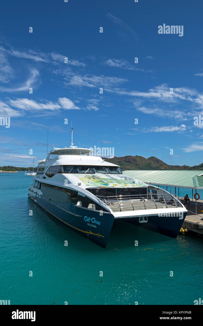 Ferry à Mahé par la jetée de Baie Ste Anne Photo Stock Alamy