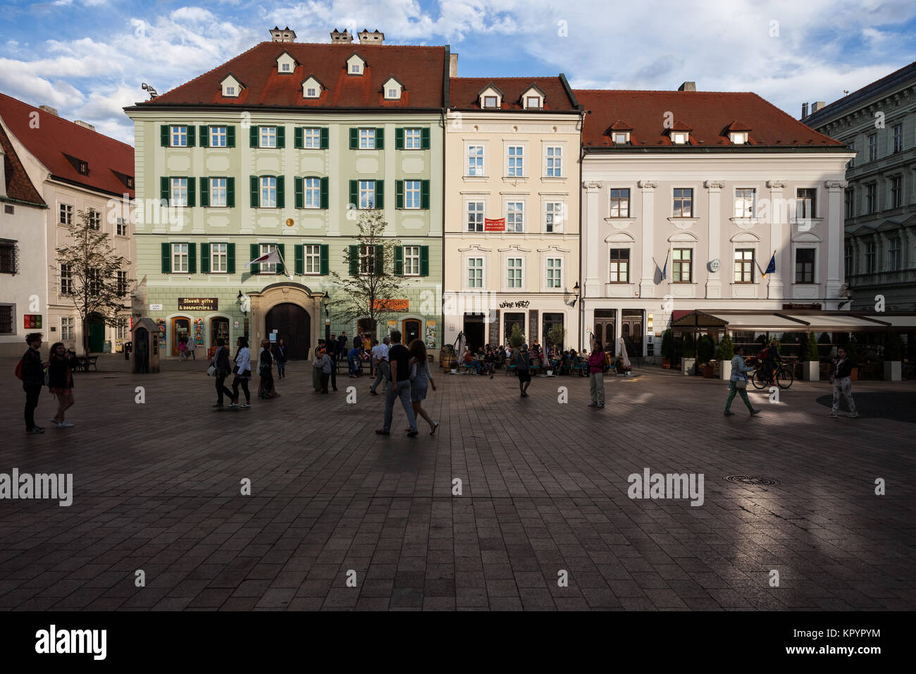La Slovaquie, Bratislava, Vieille Ville, place principale - Hlavne namestie, centre-ville historique, à la fin de l'après-midi Banque D'Images