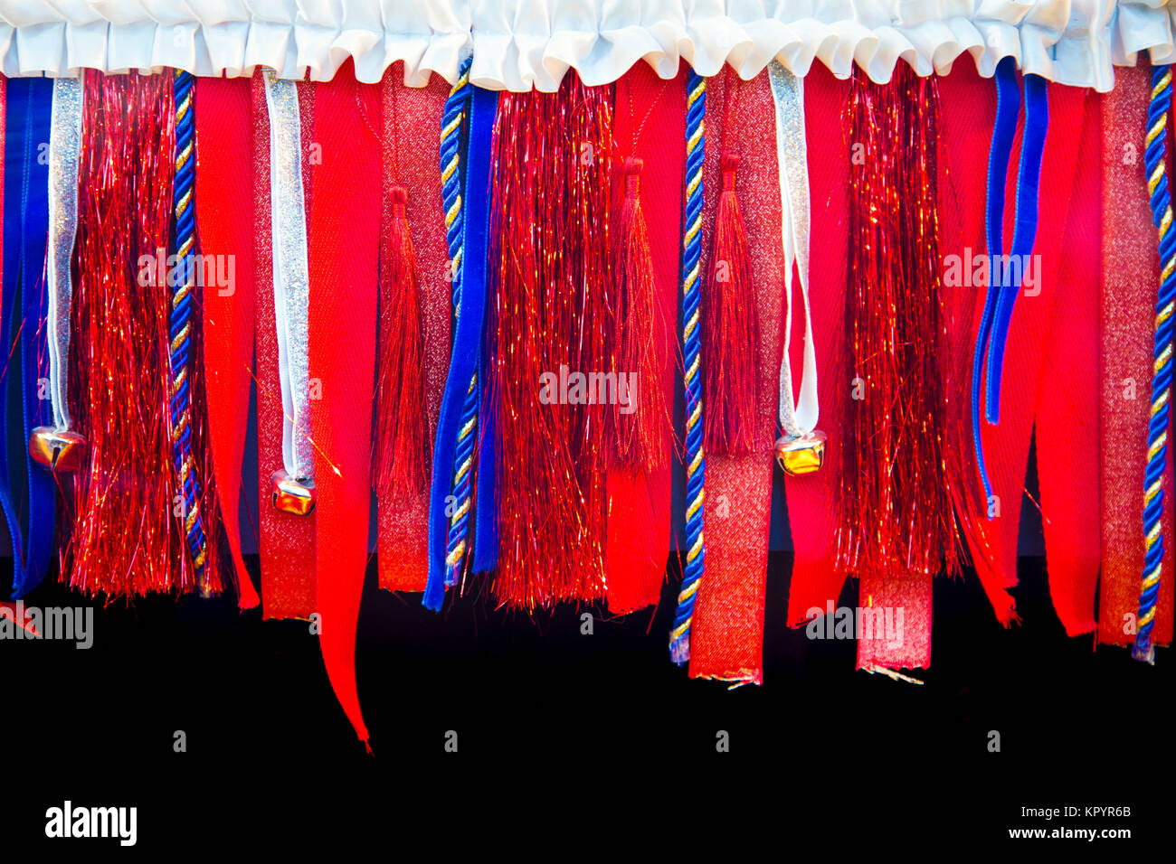 Rubans colorés en bleu, blanc et rouge pendant vers le bas Banque D'Images