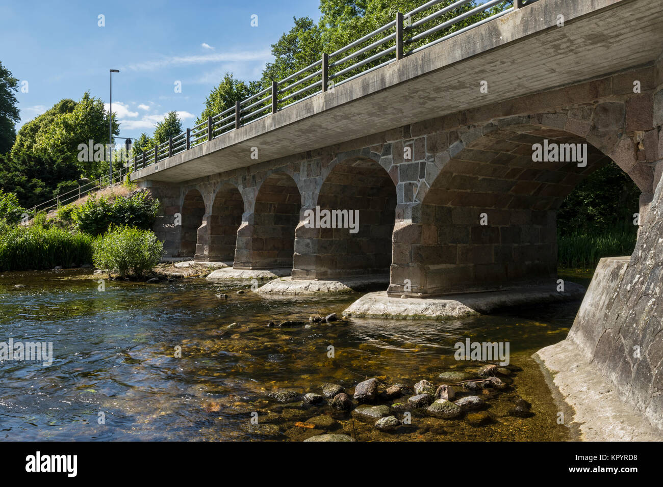 Pont sur la rivière Suså à Herlufsholm, Naestved, Danemark Banque D'Images