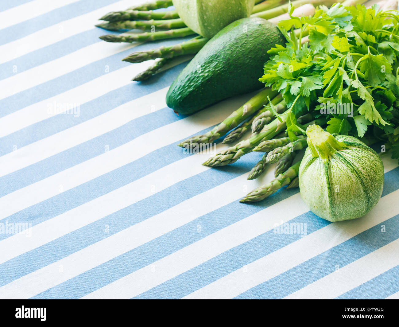 Les légumes verts sur nappe à rayures Banque D'Images