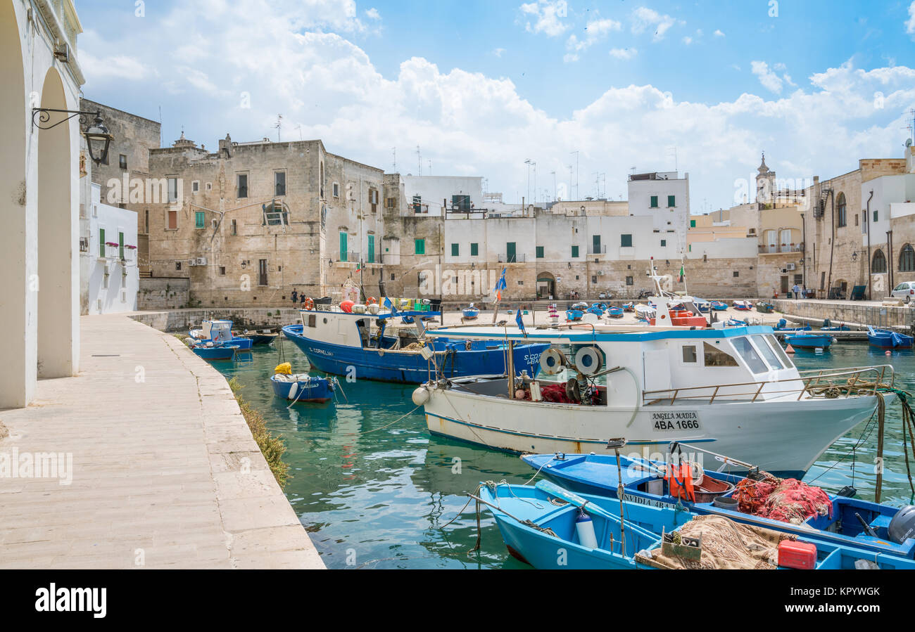 Vieux Port De Monopoli Bari Pouilles Province Pouilles Italie Photo Stock Alamy