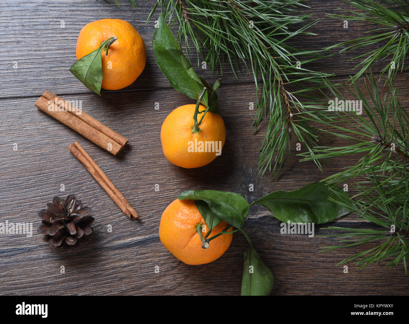 Les tangerines et les bâtons de cannelle avec cône de pin Banque D'Images