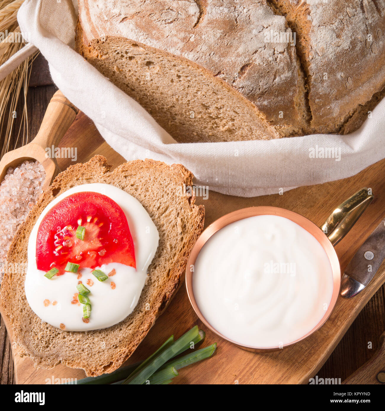 Du pain fait avec de la crème et tomate Banque D'Images