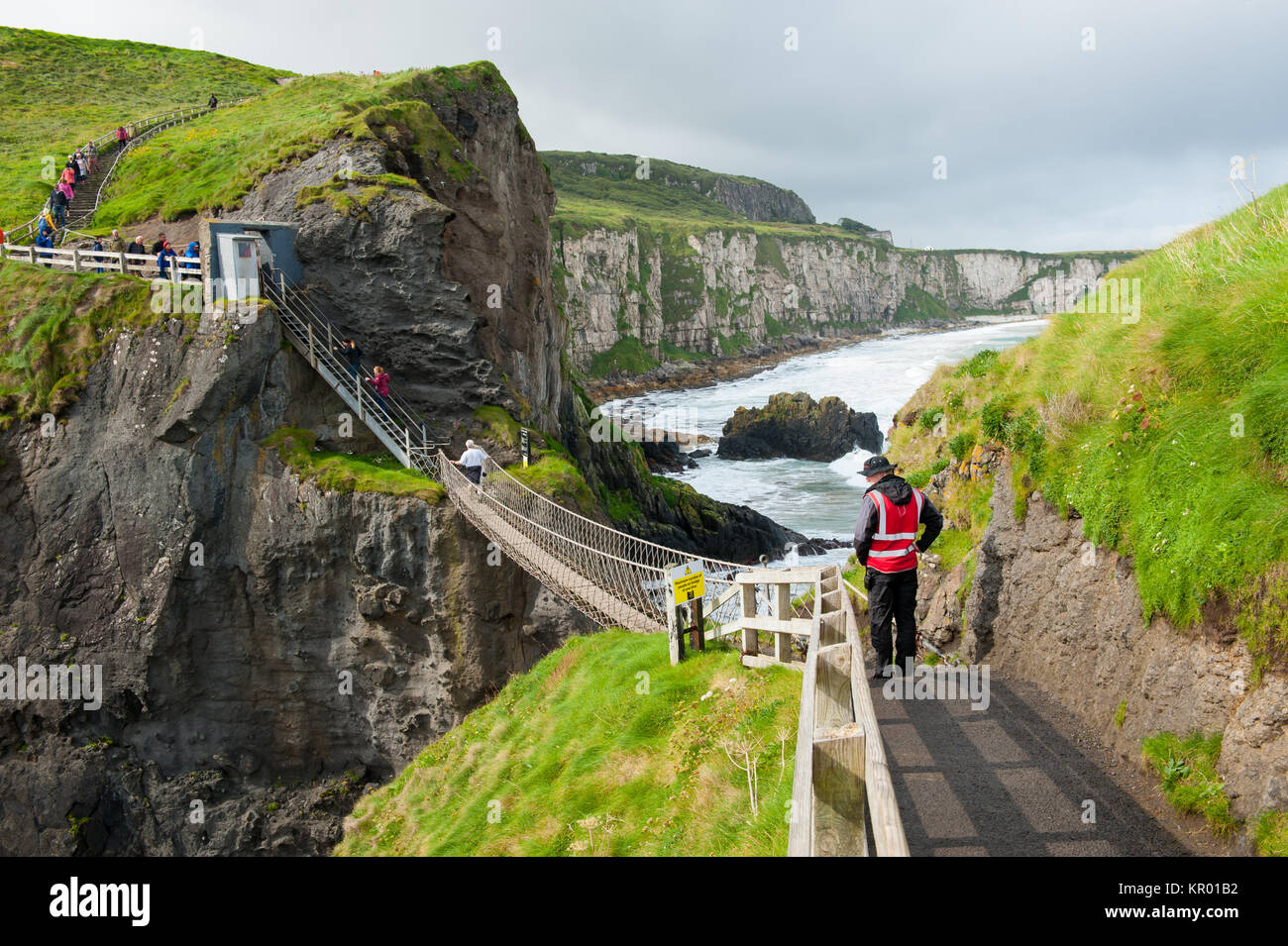 Ballycastle, Irlande du Nord, Royaume-Uni - Septembre 2017 : Les personnes qui traversent le Carrick-a-Rede, une célèbre attraction touristique de Ballycastle, Northe Banque D'Images