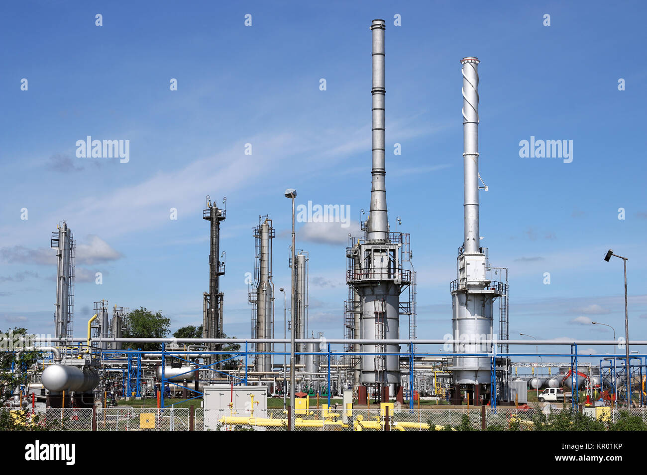 Raffinerie de pétrole avec les travailleurs de l'industrie pétrochimique Banque D'Images