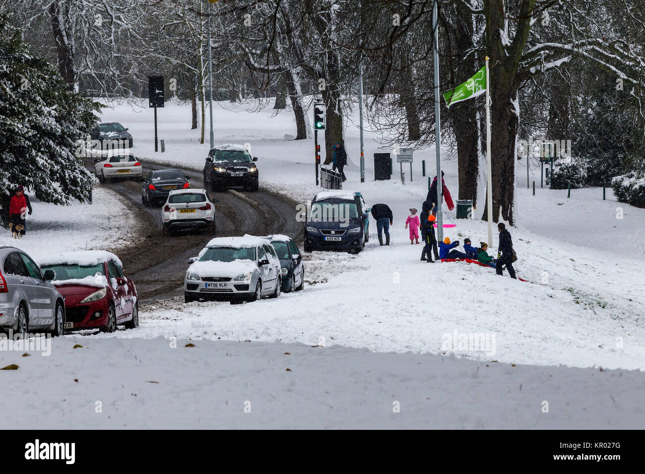 Voitures garées dans le slasnow dans Park Avenue South, Northampton. Banque D'Images