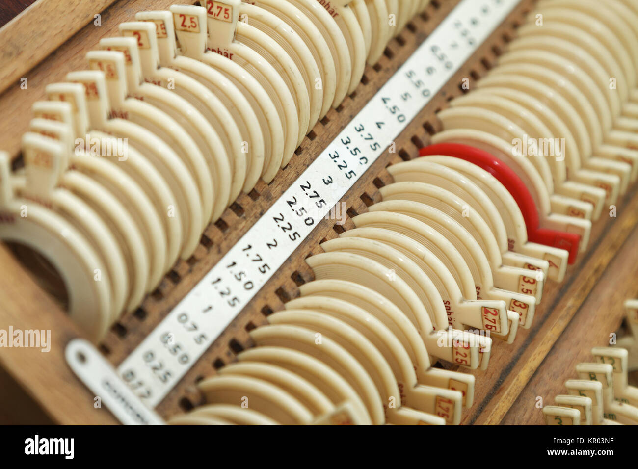 Opticien avec set de montures d'essai et d'essai Banque D'Images