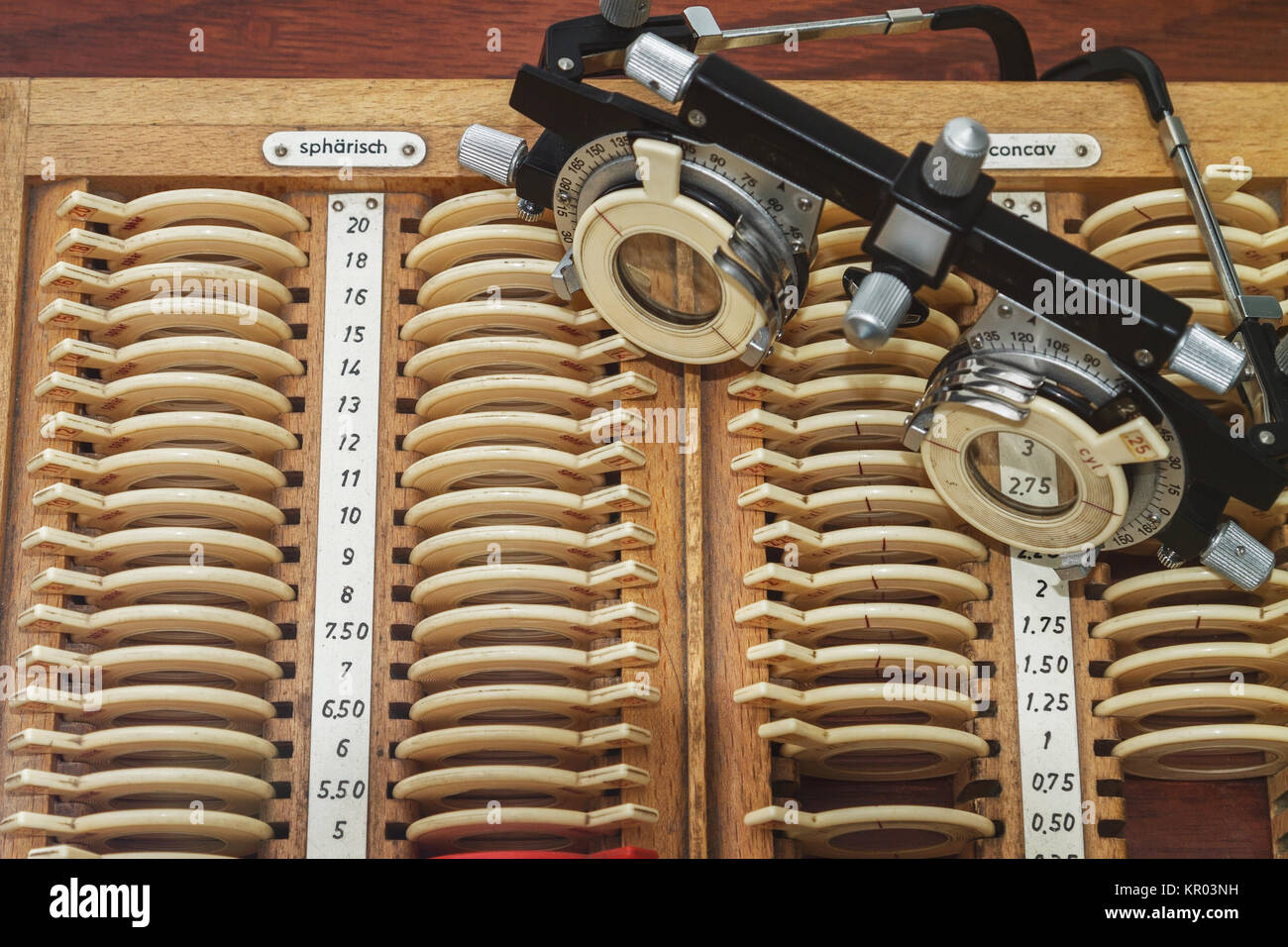 Opticien avec set de montures d'essai et d'essai Banque D'Images