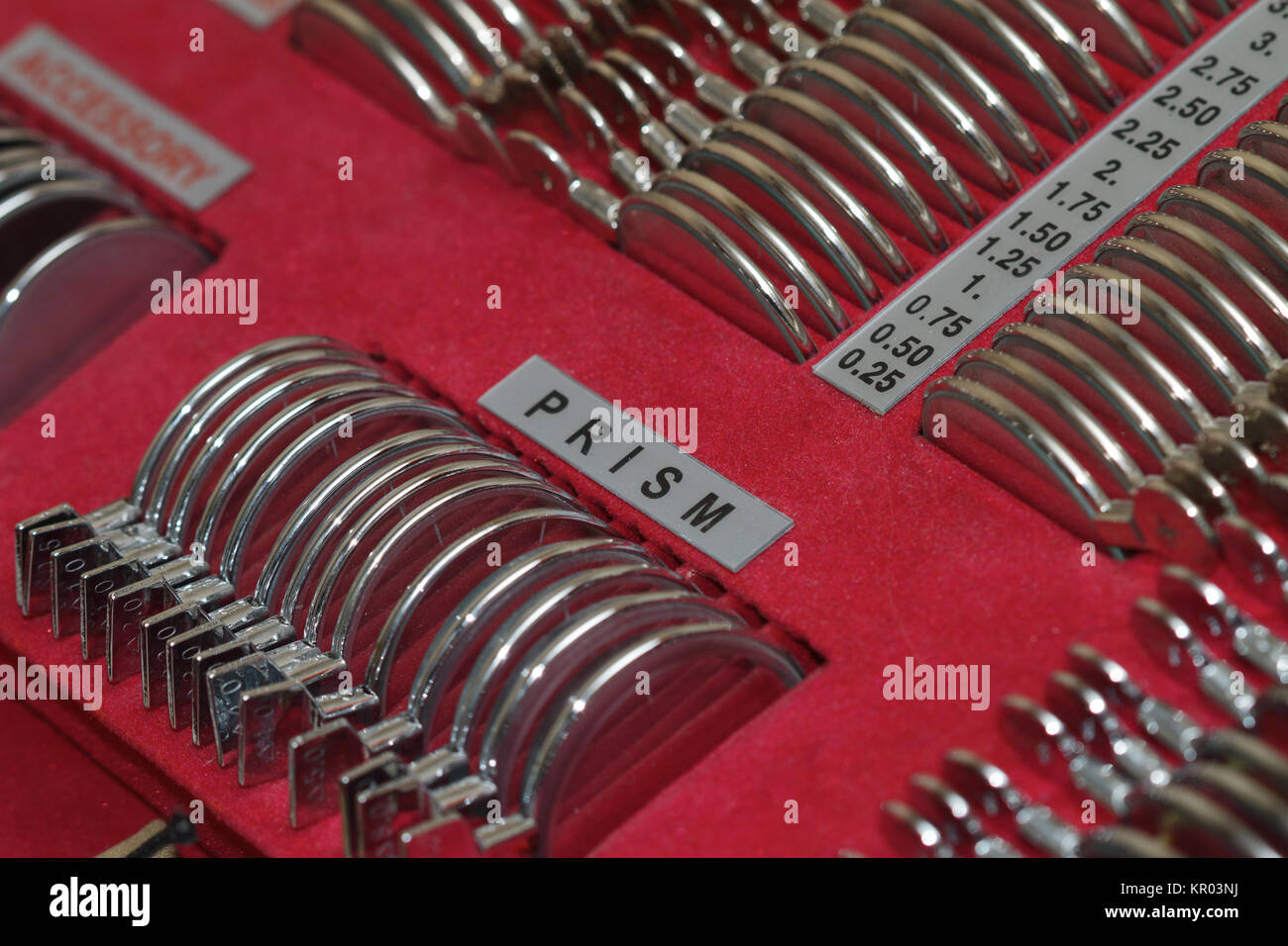 Opticien avec set de montures d'essai et d'essai Banque D'Images