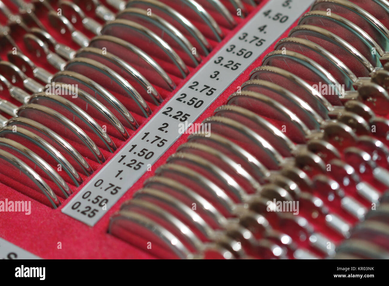 Opticien avec set de montures d'essai et d'essai Banque D'Images