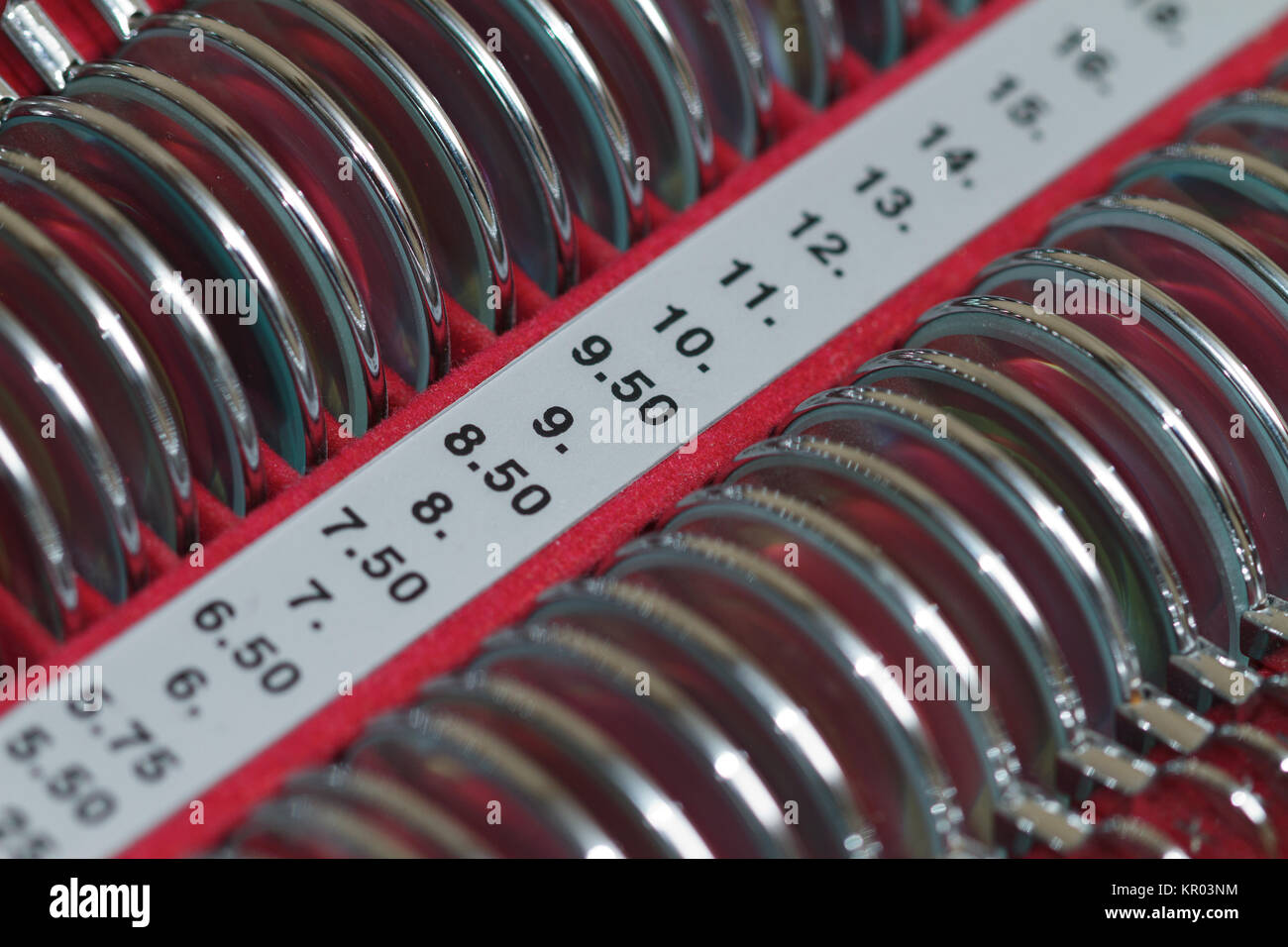 Opticien avec set de montures d'essai et d'essai Banque D'Images