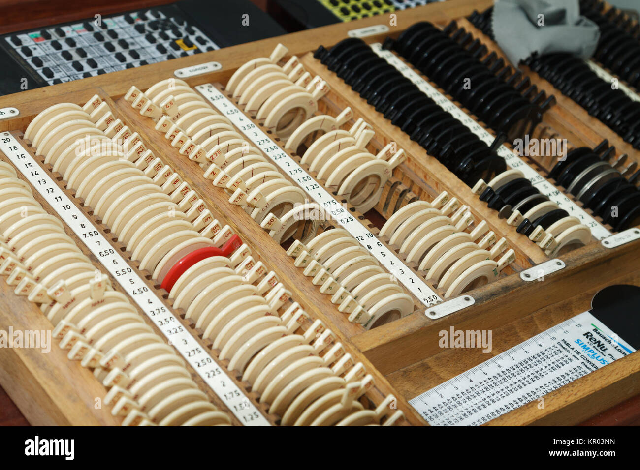 Opticien avec set de montures d'essai et d'essai Banque D'Images