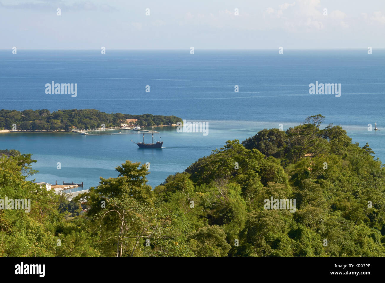 Vue d'une baie et laguna avec un bateau à Roatan au Honduras Banque D'Images