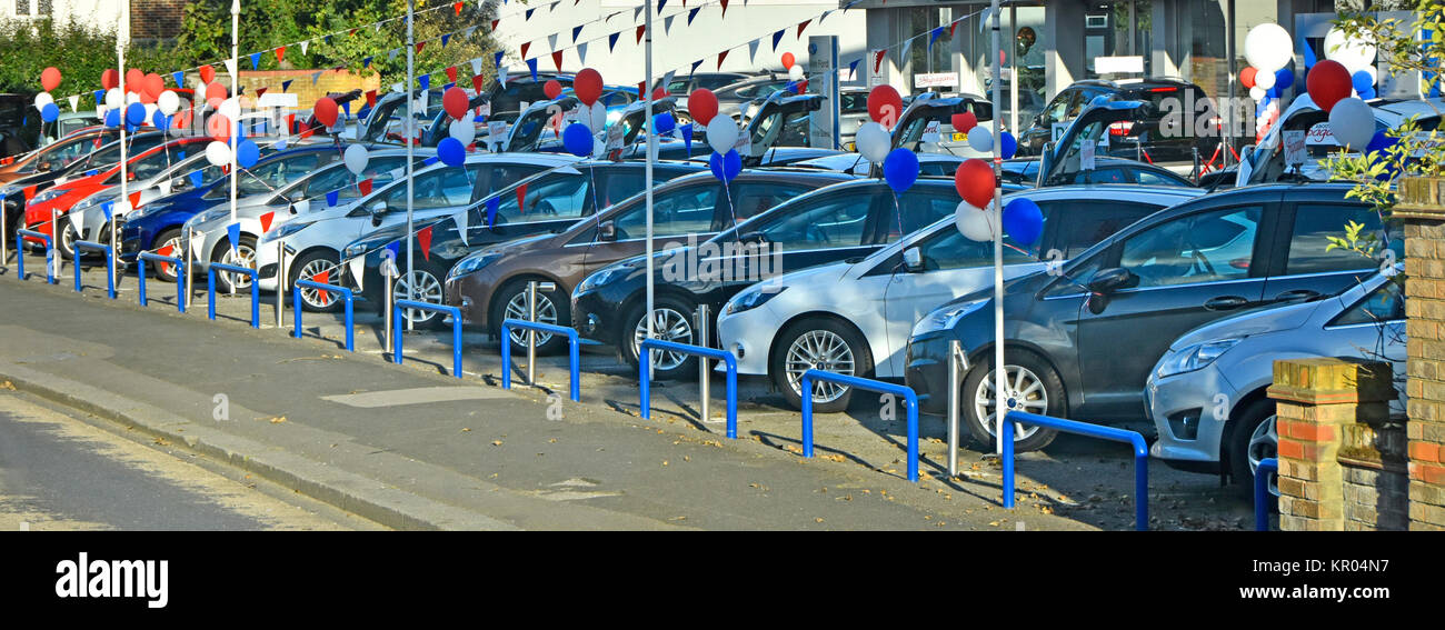 & Ballons bunting la promotion et publicité par un concessionnaire Ford voiture principale holding supersale de voitures d'occasion utilisés sur l'avant-cour Essex England UK Banque D'Images