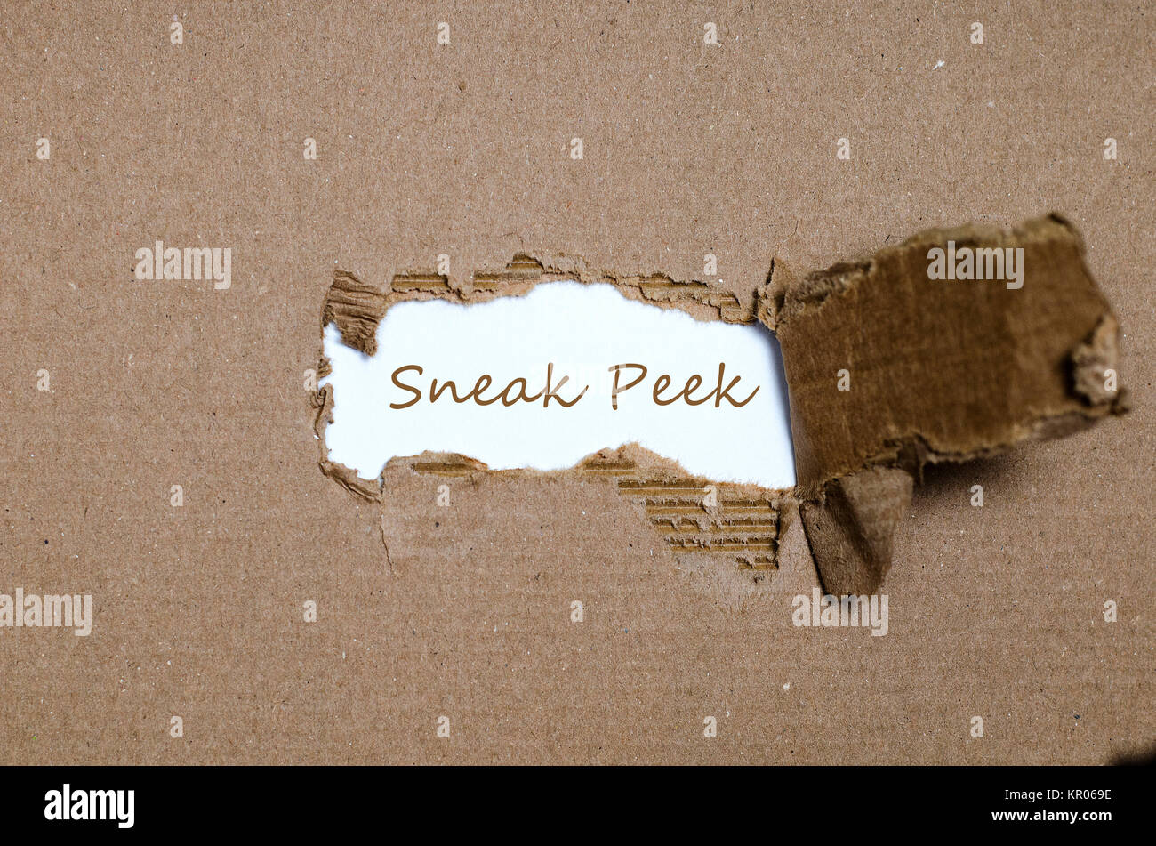 Le mot sneak peek apparaître derrière papier déchiré. Banque D'Images