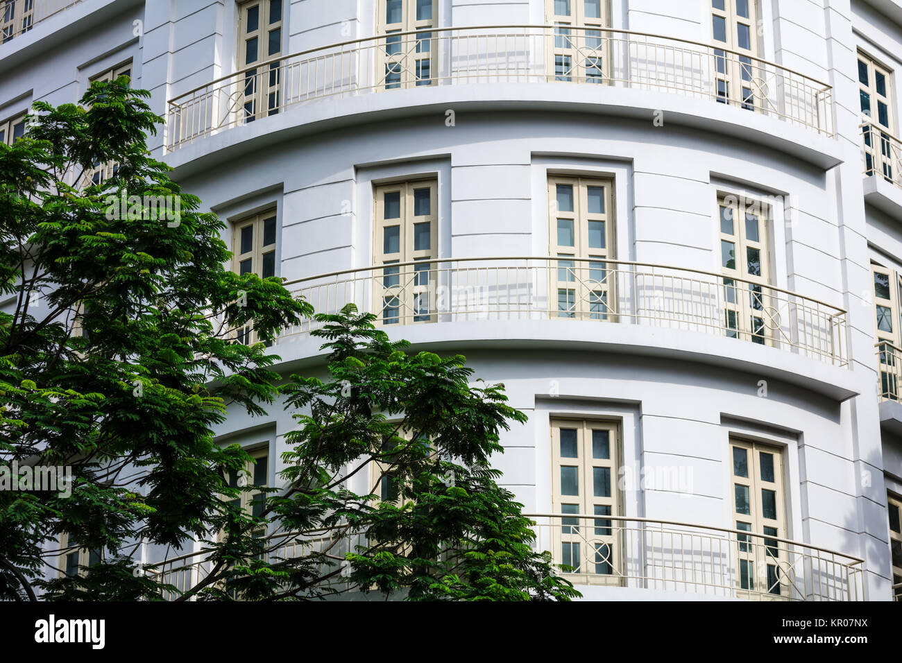 Bel immeuble avec balcons et un arbre Banque D'Images