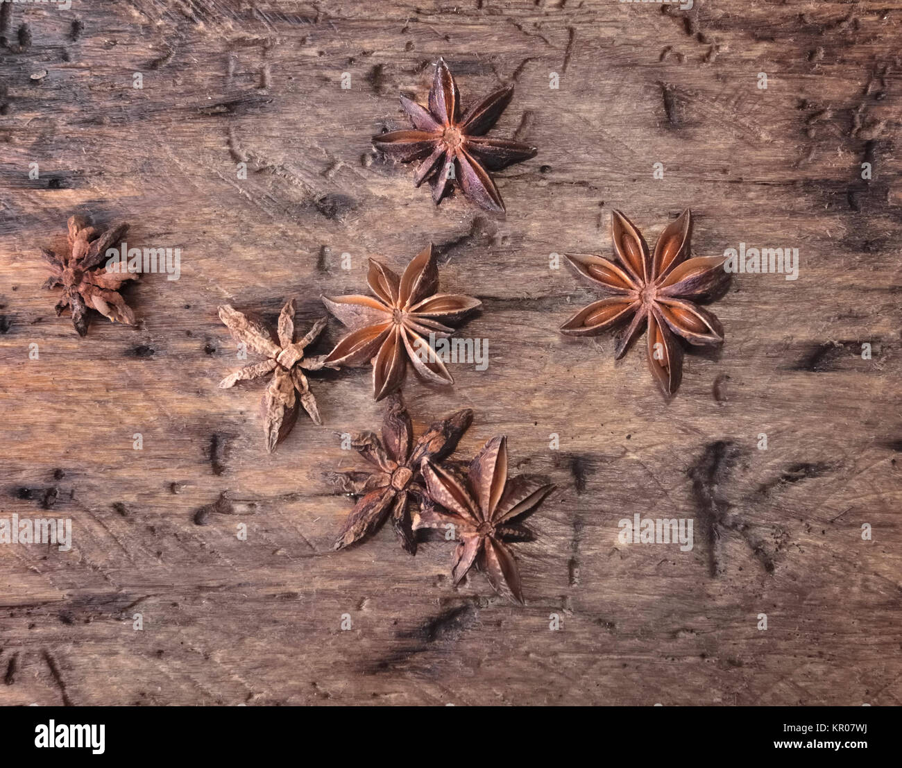 Quelques étoiles d'anis sur une vieille planche Banque D'Images