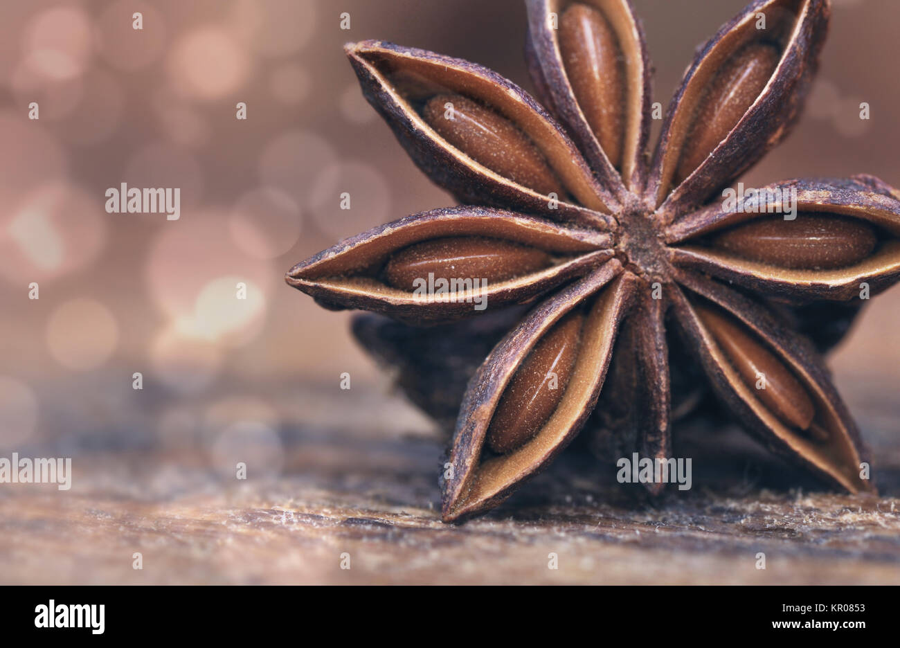Gros plan sur l'anis étoilé sur fond clair flou Banque D'Images