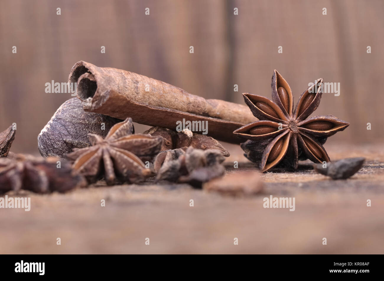 Étoiles d'anis et la cannelle sur planche en bois Banque D'Images