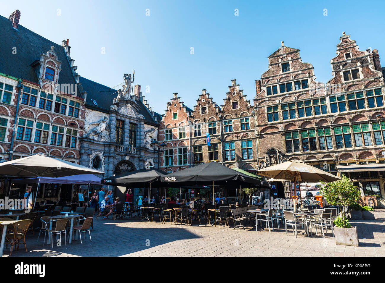 Gand, Belgique - 29 août 2017 : Street, avec ses bars et restaurants et les gens marcher situé dans le vieux centre historique de la ville médiévale de Gand Banque D'Images