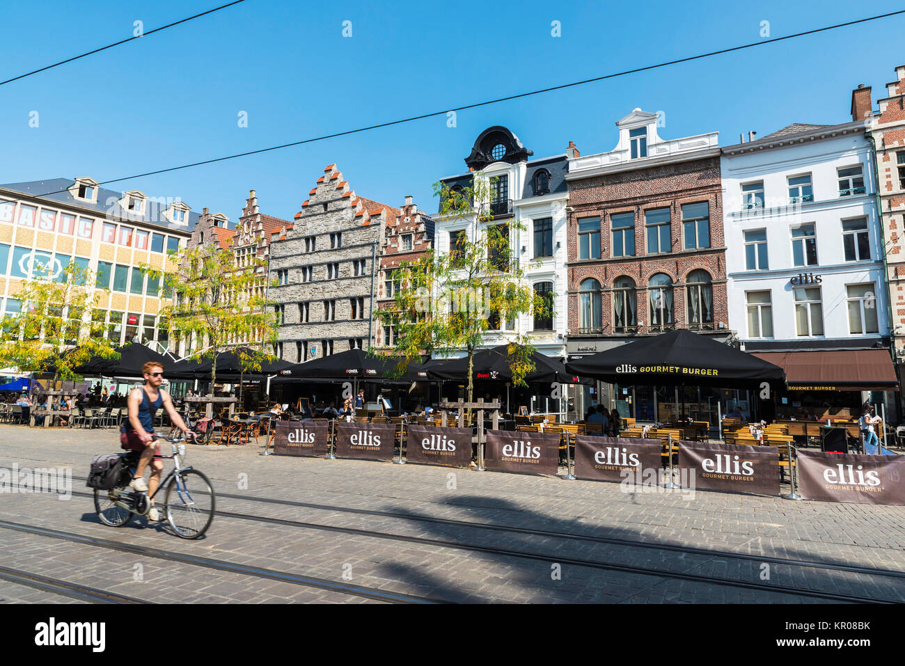 Gand, Belgique - 29 août 2017 : Jeune homme en bicyclette et les piétons circulant dans un vieux centre historique de la ville médiévale de Gand, Belgique Banque D'Images