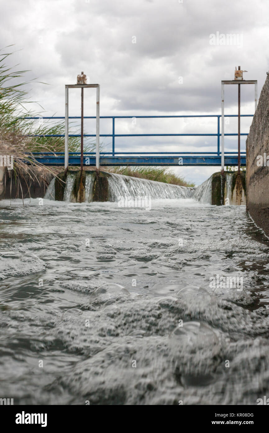 Floodgate salon à l'occasion d'un grand canal d'irrigation, l'Estrémadure, Espagne Banque D'Images