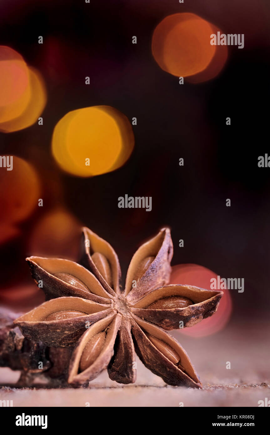 Gros plan sur l'anis étoilé sur fond clair flou Banque D'Images