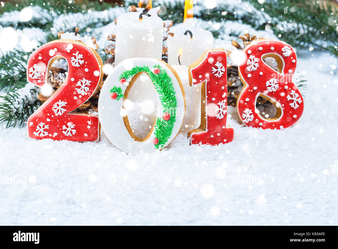 Noël arrière-plan avec gingerbread cookie 2018, Bougie, Neige et branches d'un arbre de Noël. Espace libre Banque D'Images
