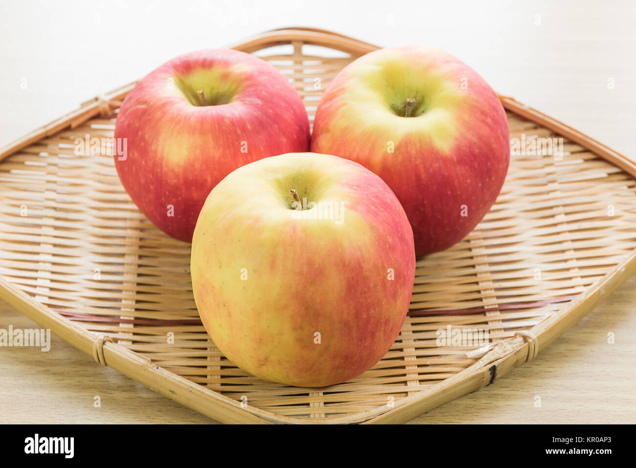 Pomme Rouge dans le panier Banque D'Images