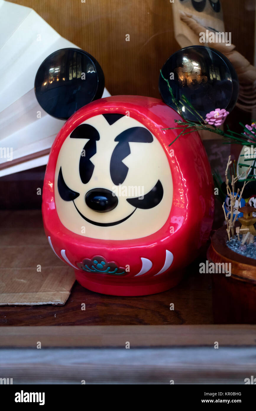 Tokyo - Japon, le 15 mai 2017 : poupée daruma avec une forme de Mickey Mouse, poupée traditionnelle japonaise de modelé, papier mâché, forme ronde, creuse et de l'IFE Banque D'Images