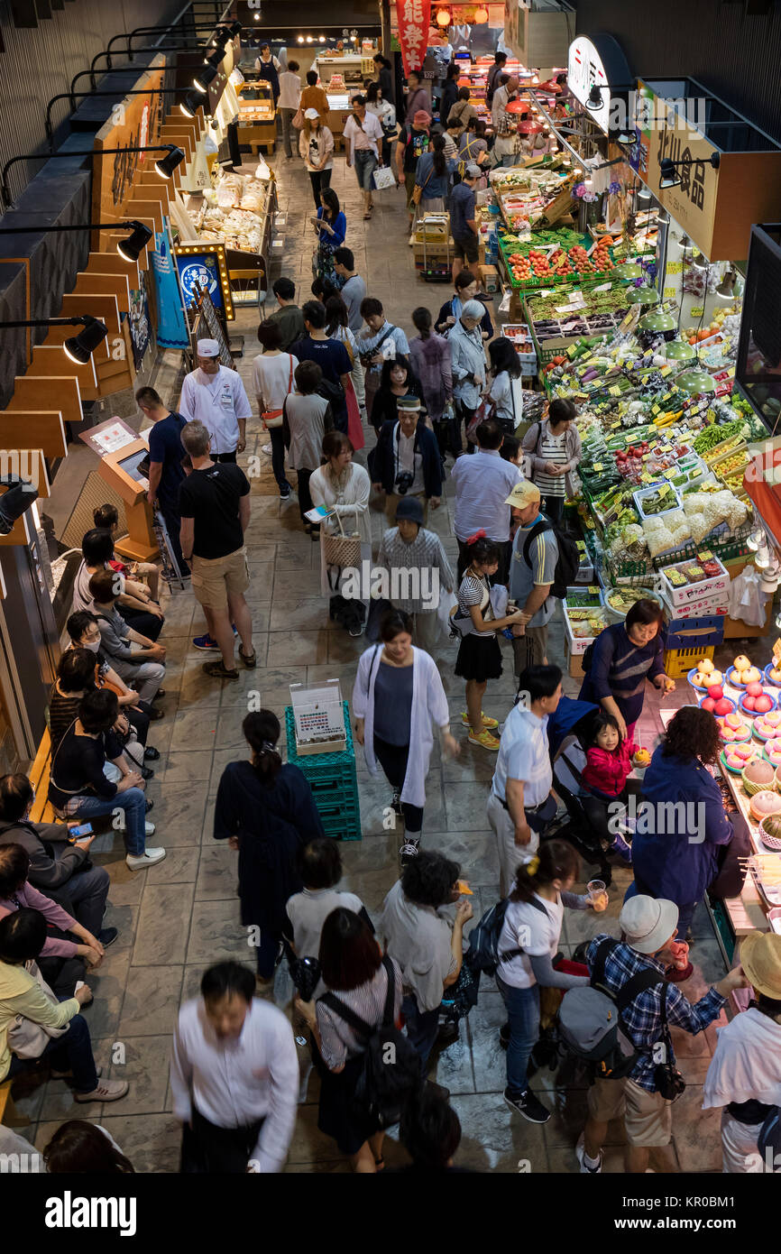 Kanazawa - Japon, 10 juin 2017 : les populations locales des boutiques du marché Omicho Banque D'Images