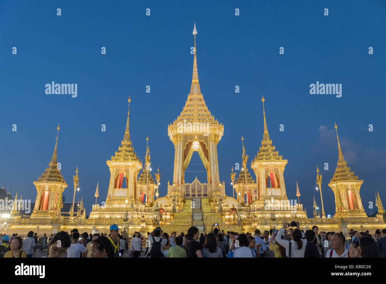 BANGKOK, THAÏLANDE - 16 décembre 2017 : Le Crématorium royal à Bangkok éclairés la nuit qu'elle honore la mémoire de Sa Majesté le Roi Bhumibol Banque D'Images