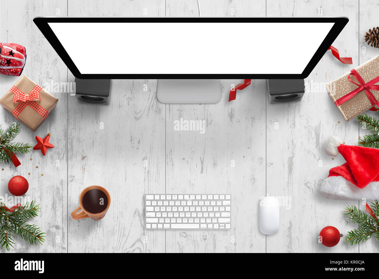 Scène de Noël avec l'écran de l'ordinateur avec écran isolées pour immersive, clavier, souris, thé et décorations de Noël. Banque D'Images