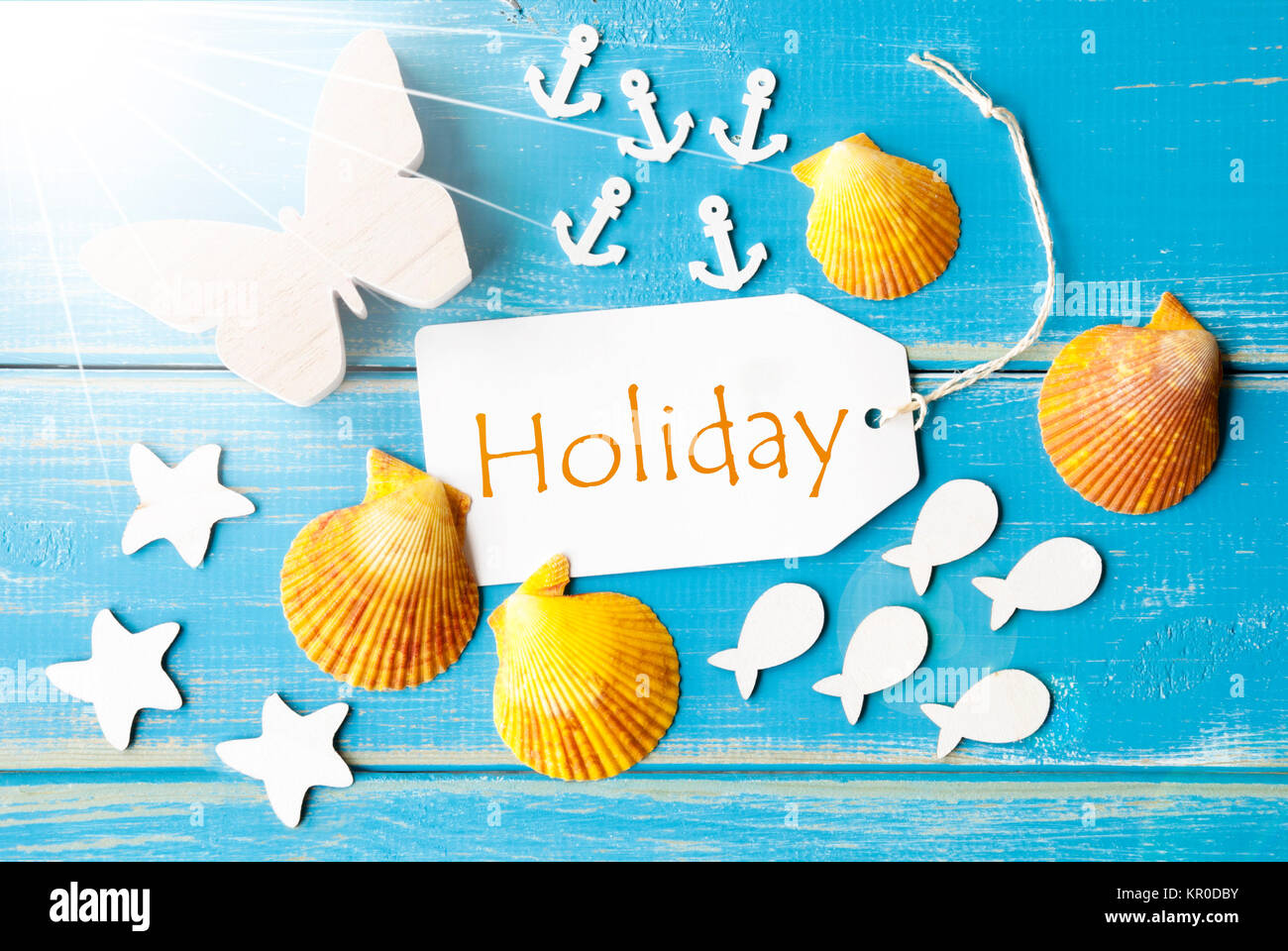 Mise A Plat Sur L Etiquette Avec Un Texte Anglais Maison De Vacances Carte De Voeux D Ete Ensoleille Butterfly Coquillages Et Poissons Sur Fond De Bois Bleu Photo Stock Alamy