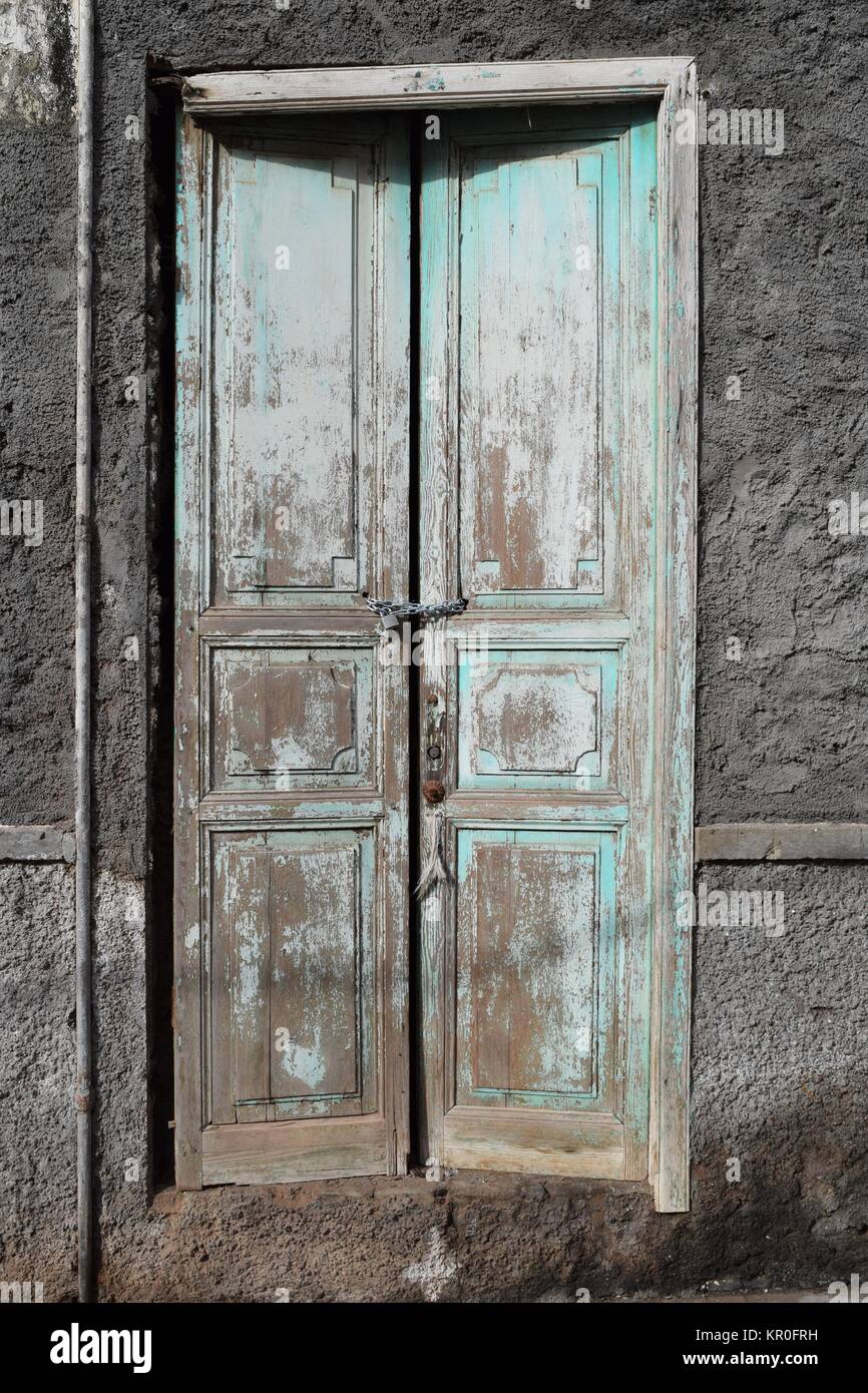 Porte en bois patiné,porte d'un immeuble condamné Photo Stock - Alamy