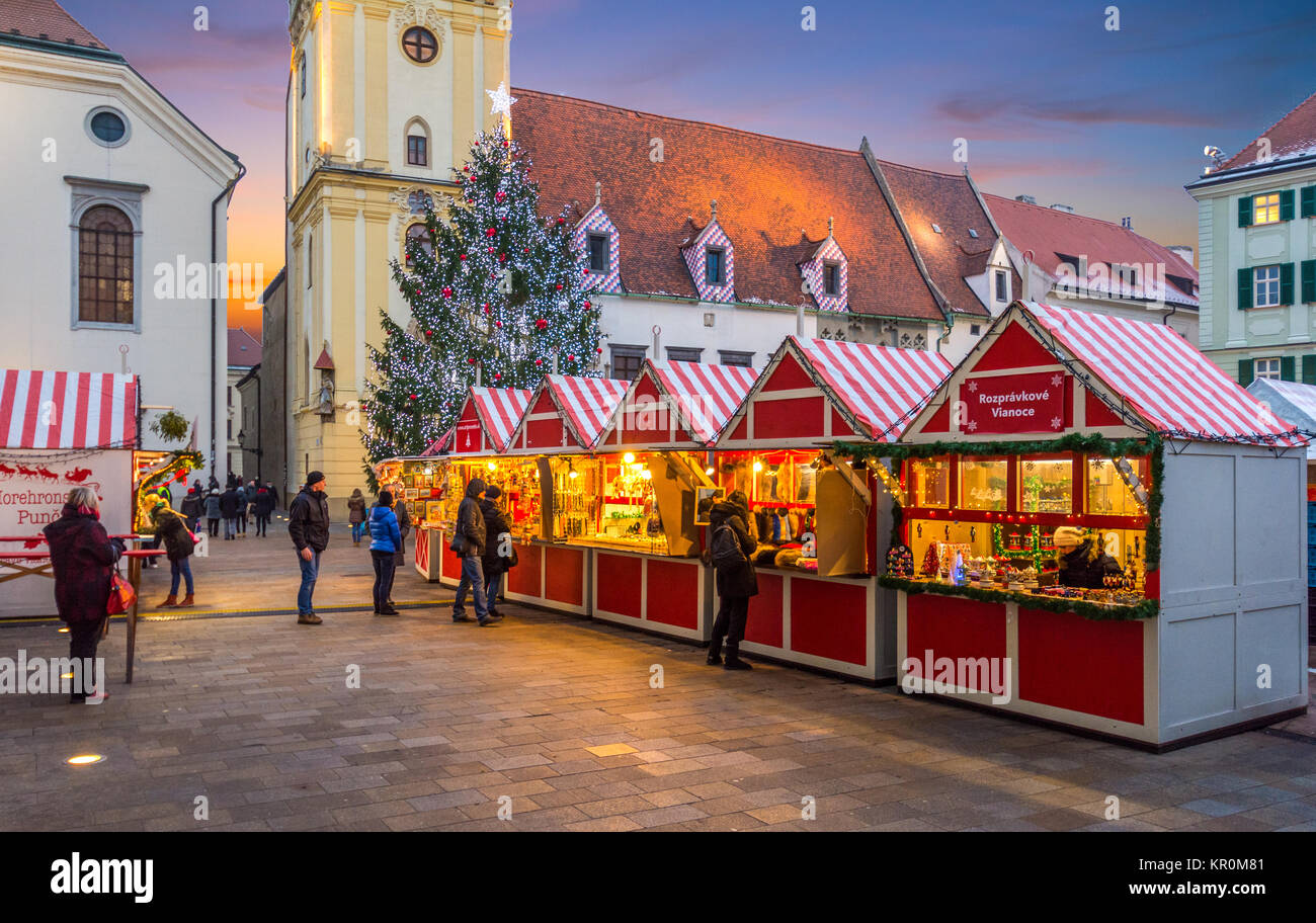 Marché de Noël à la place principale de Bratislava, Slovaquie, au coucher du soleil. Banque D'Images