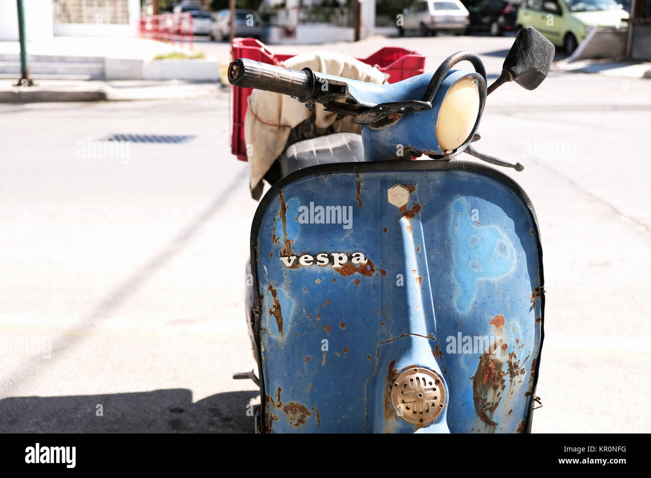 Un vieux, rouillé, bien utilisés Vespa scooter. La photo montre clairement l'insigne distinctif Vespa mis en évidence contre un bleu rouillé, carénage battues Banque D'Images