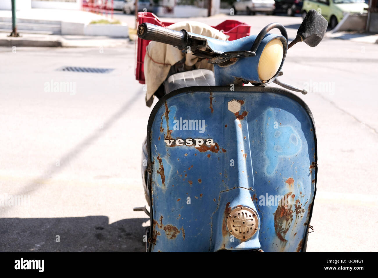 Un vieux, rouillé, bien utilisés Vespa scooter. La photo montre clairement l'insigne distinctif Vespa mis en évidence contre un bleu rouillé, carénage battues Banque D'Images