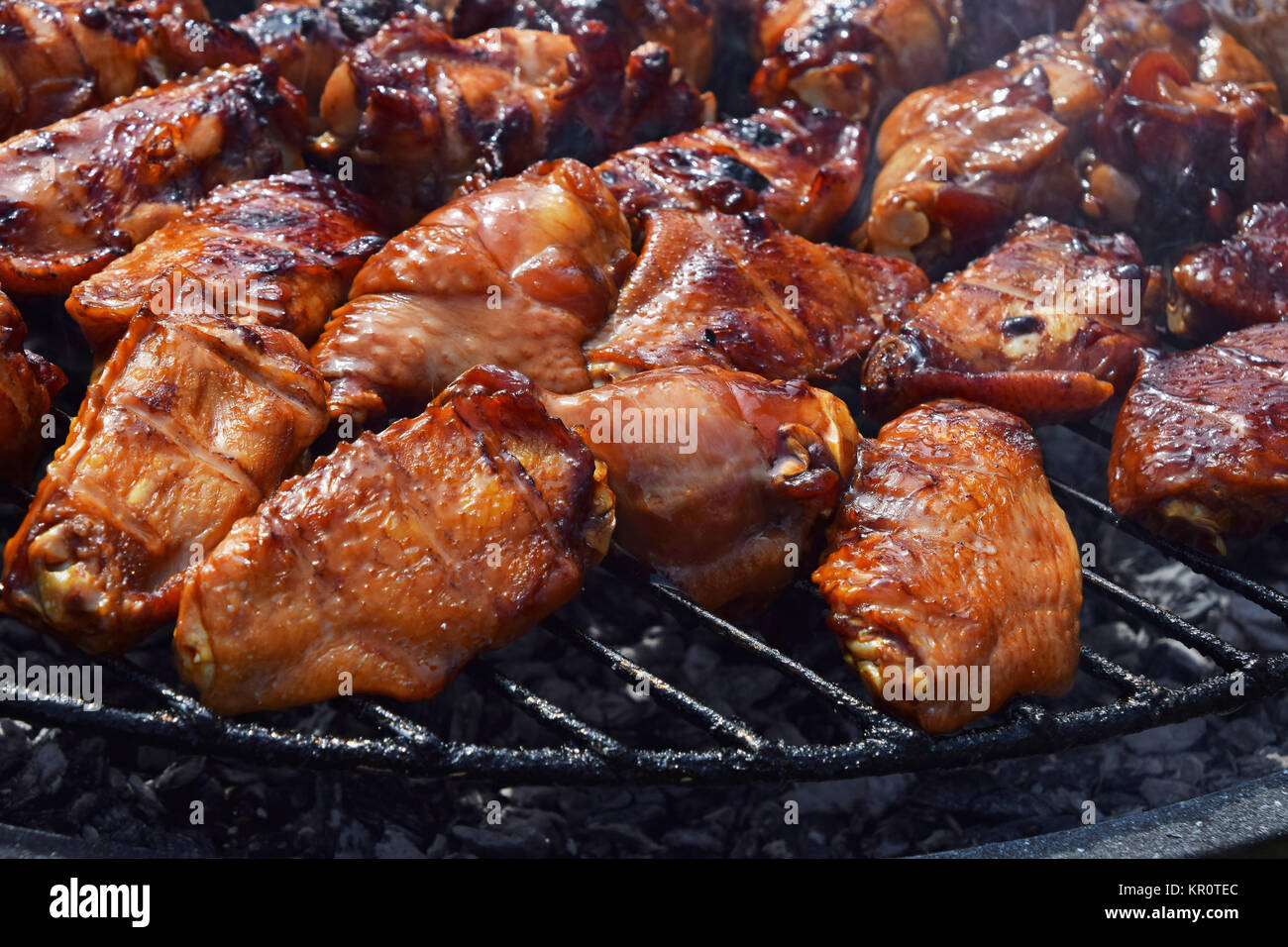 Ailes de poulet Buffalo Grill sur la fumée cuite Banque D'Images