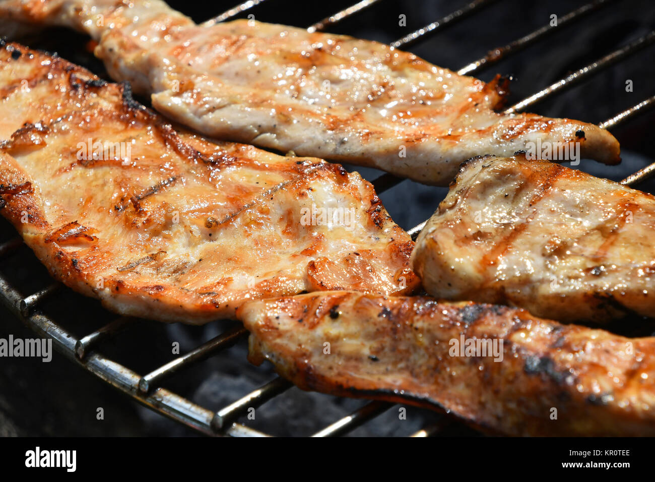 Steak de poulet ou de dindon cuit prêt sur le gril Banque D'Images