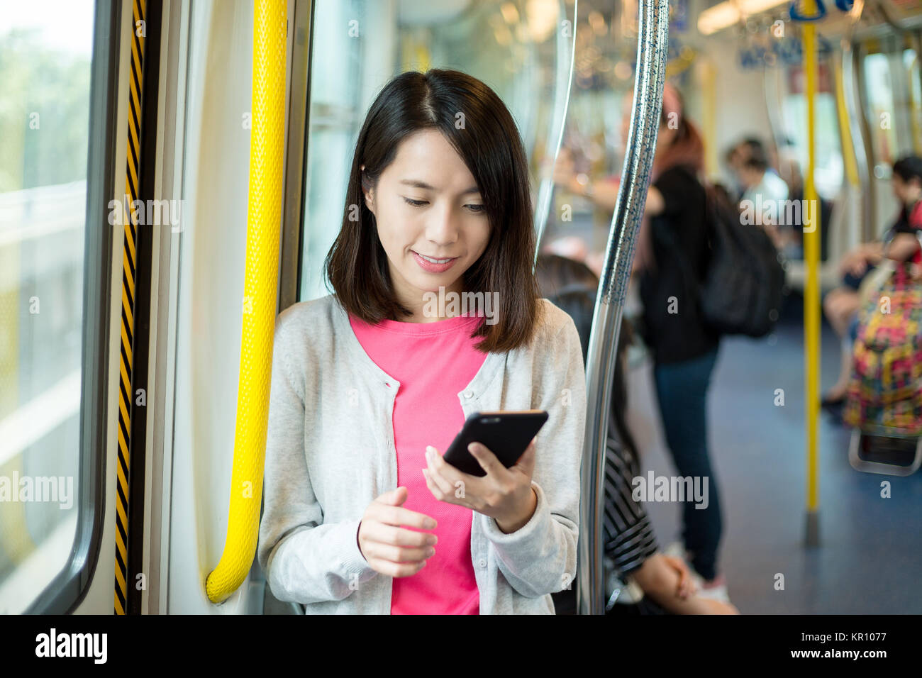 Femme l'utilisation de téléphone mobile en train Banque D'Images