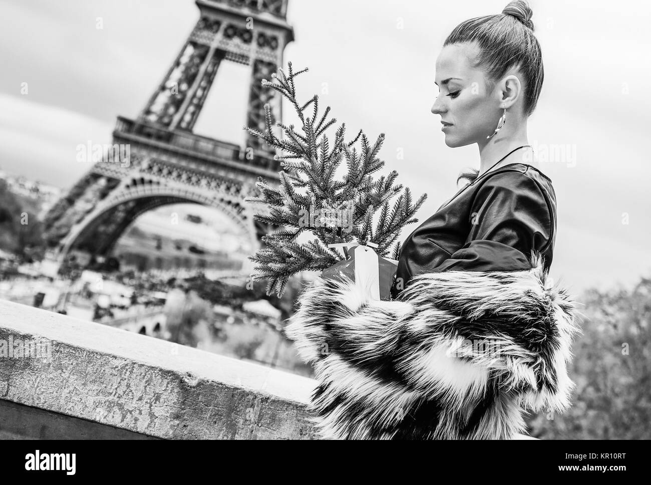 La saison des festivals à Paris. la mode moderne-monger avec arbre de Noël en manteau de fourrure dans l'avant de la tour Eiffel à Paris, France Banque D'Images