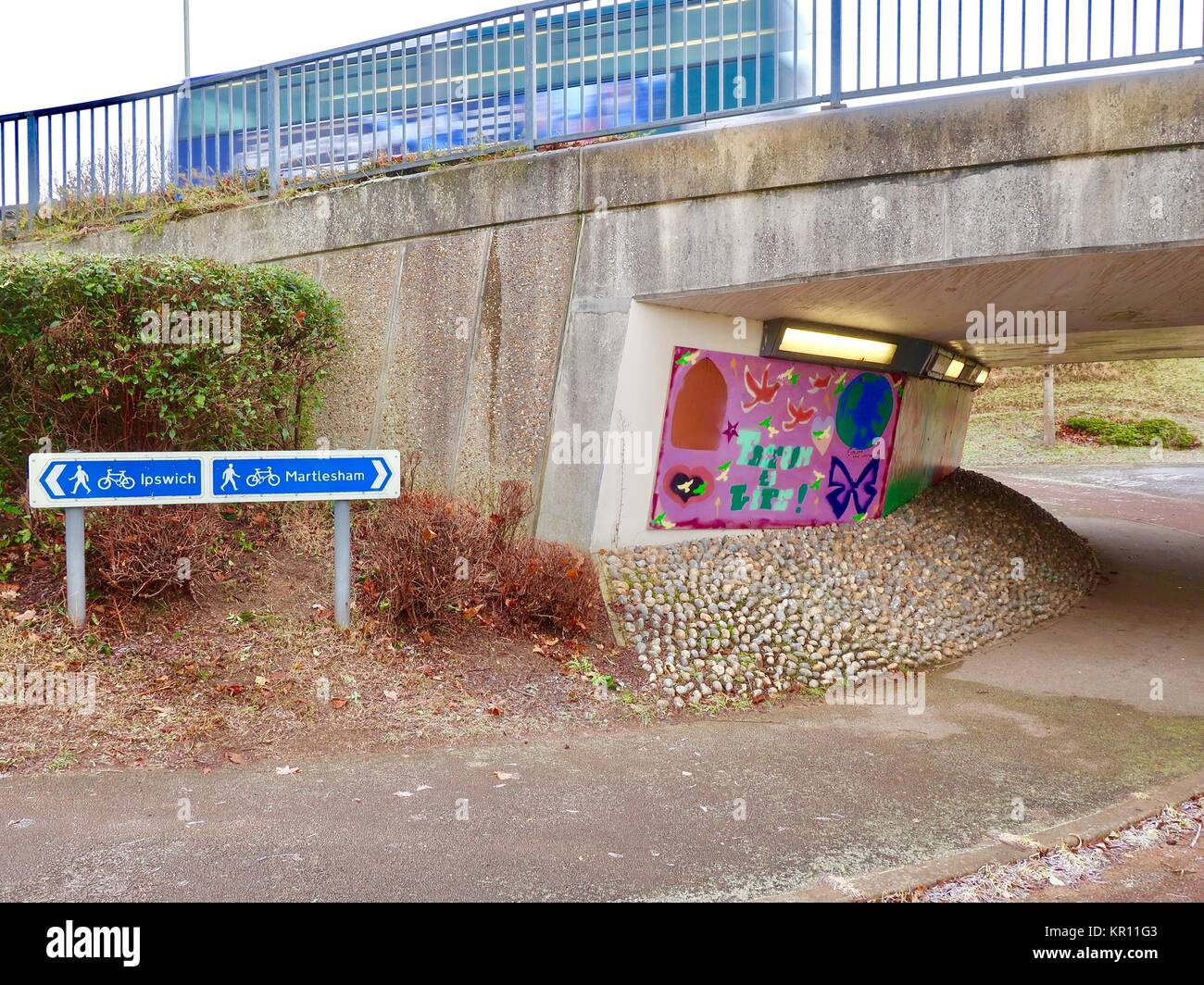 Ipswich à Martlesham cycle path en passant sous des cordes en entraînement Playford, Suffolk, UK. Banque D'Images